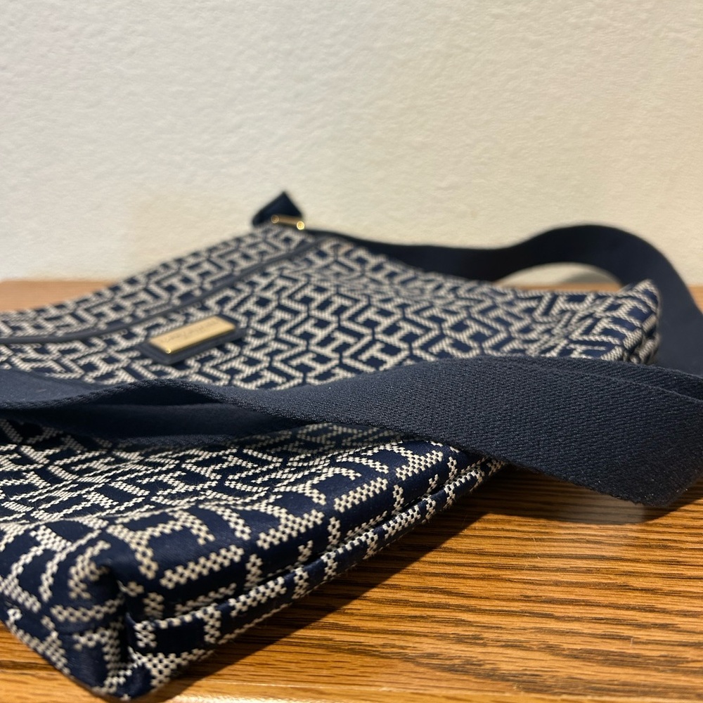 Tommy Hilfiger Crossbody Purse - Picture 4 of 12